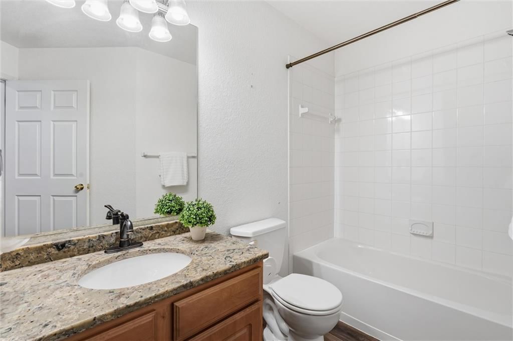 Photo 19 of 39 - 6122 NE KENSINGTON Drive, Lee's Summit, MO 64064