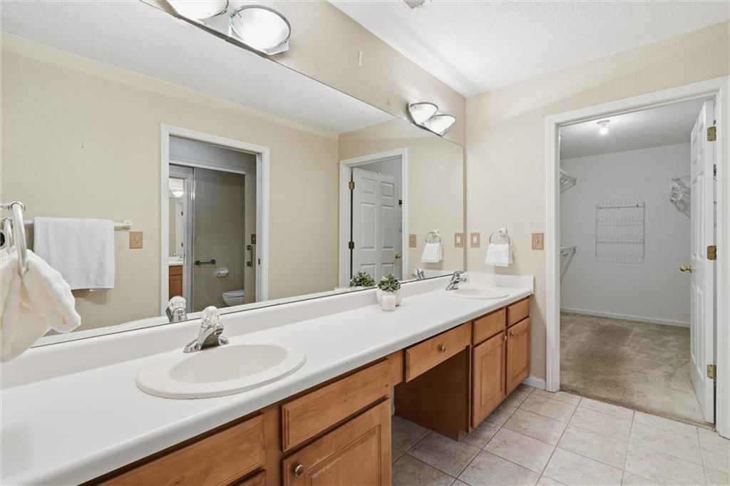 Double vanity at 6122 NE KENSINGTON Drive, Lee's Summit, MO 64064