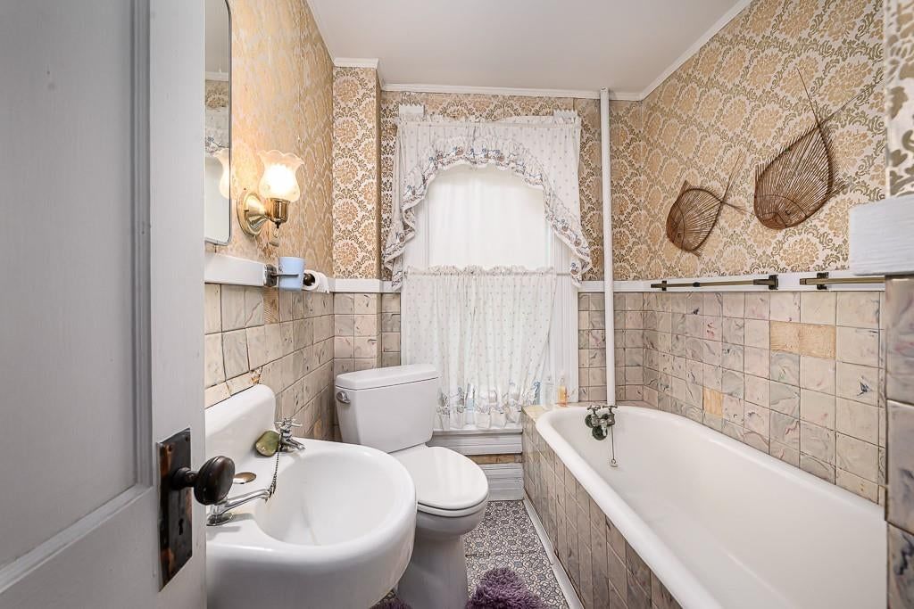 Freestanding tub at Tauromee Avenue, Kansas City, KS 66101