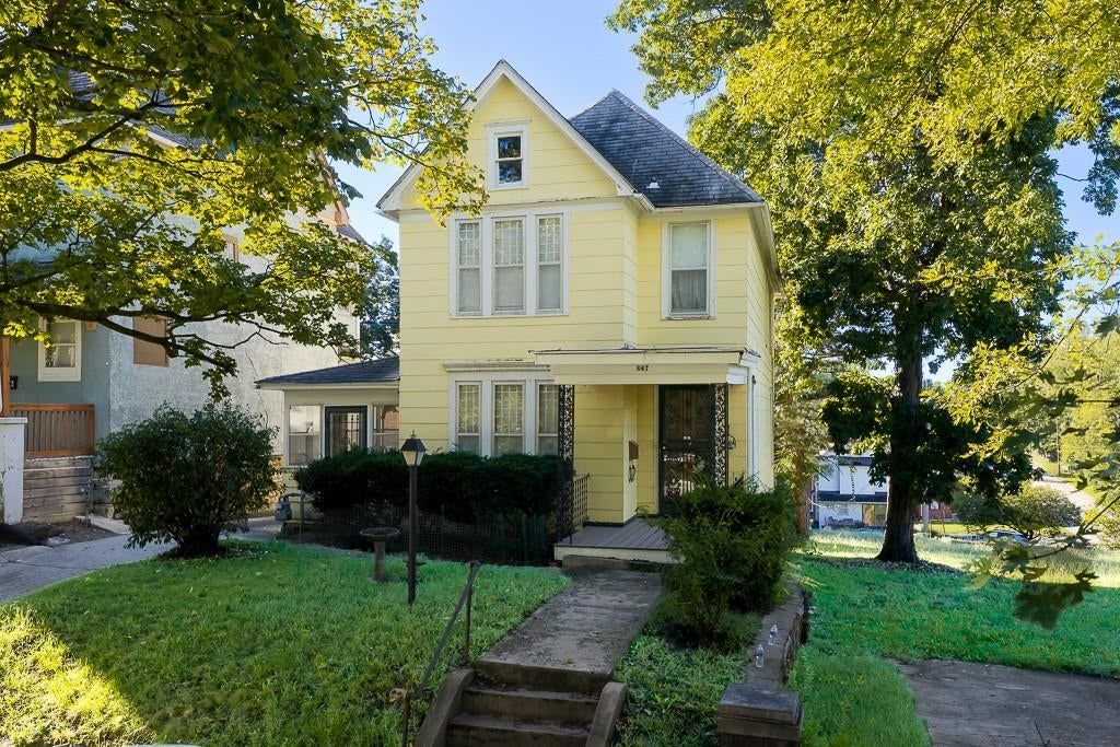 Covered front porch at Tauromee Avenue, Kansas City, KS 66101