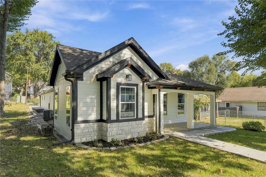 Photo 4 of 34 - 614 Spruce Street, Leavenworth, KS 66048