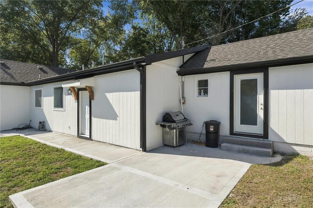 Attached garage at 614 Spruce Street, Leavenworth, KS 66048