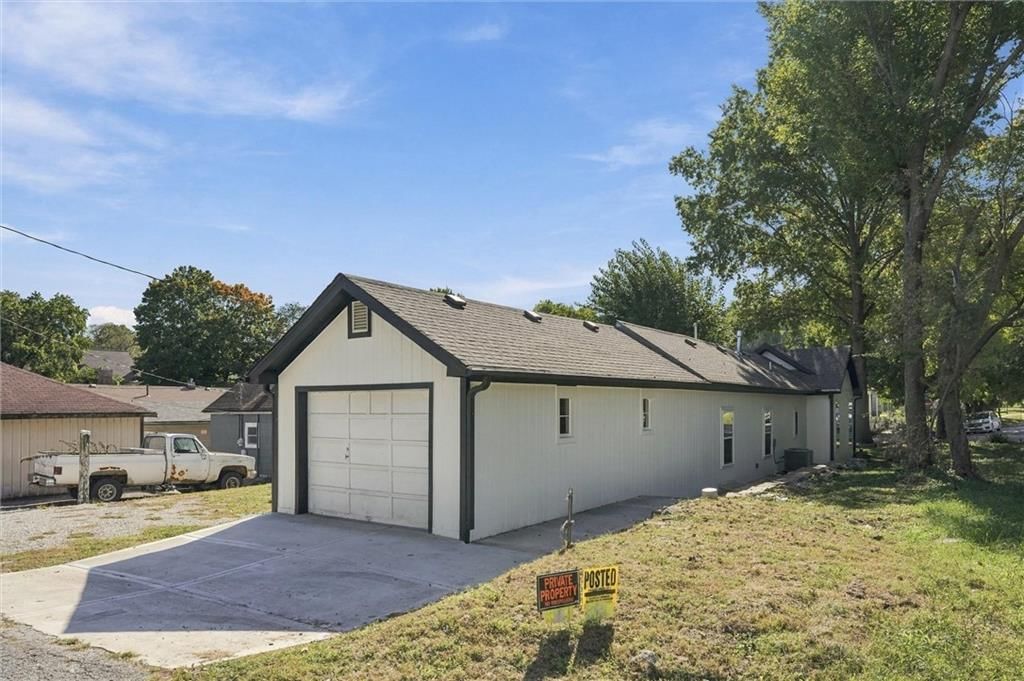Photo 30 of 34 - 614 Spruce Street, Leavenworth, KS 66048