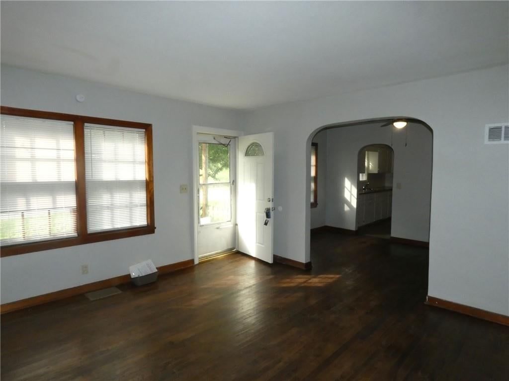 Photo 9 of 9 - 4701 NW Green Hills Road, Riverside, MO 64150