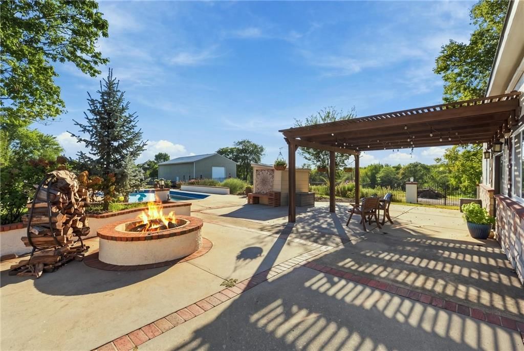 Fire pit at 14340 S Gardner Road, Gardner, KS 66030