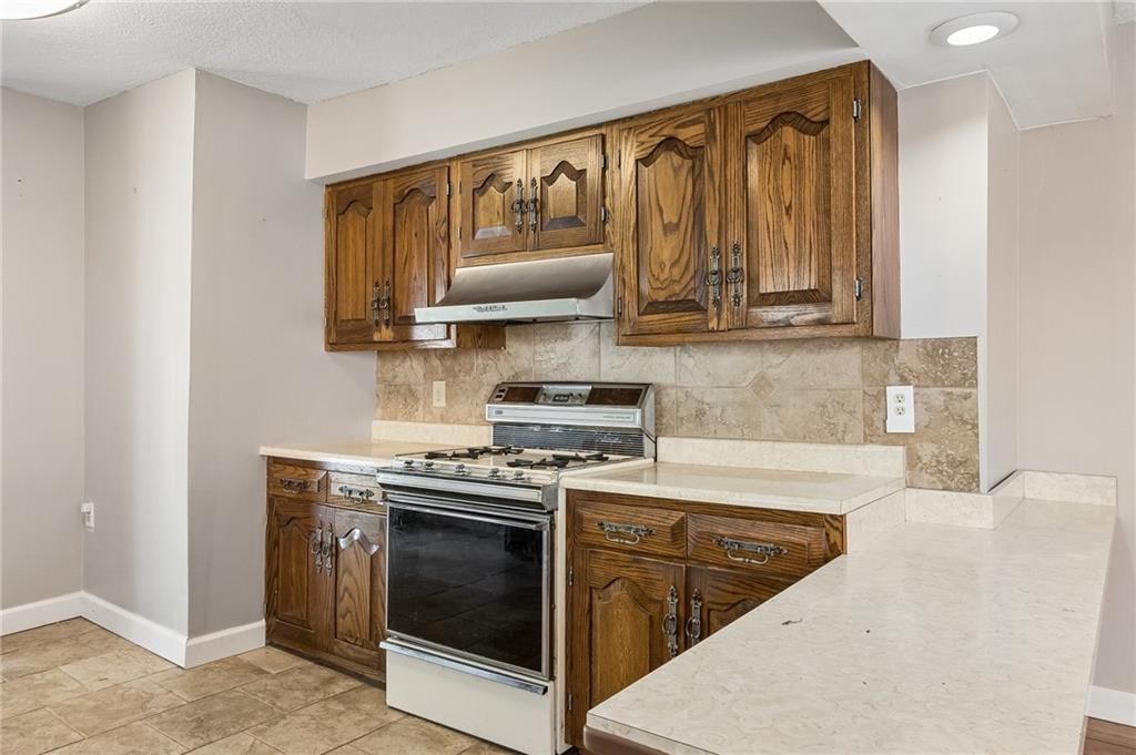 Gas range and stainless steel appliances at 3002 W 44th Avenue, Kansas City, KS 66103