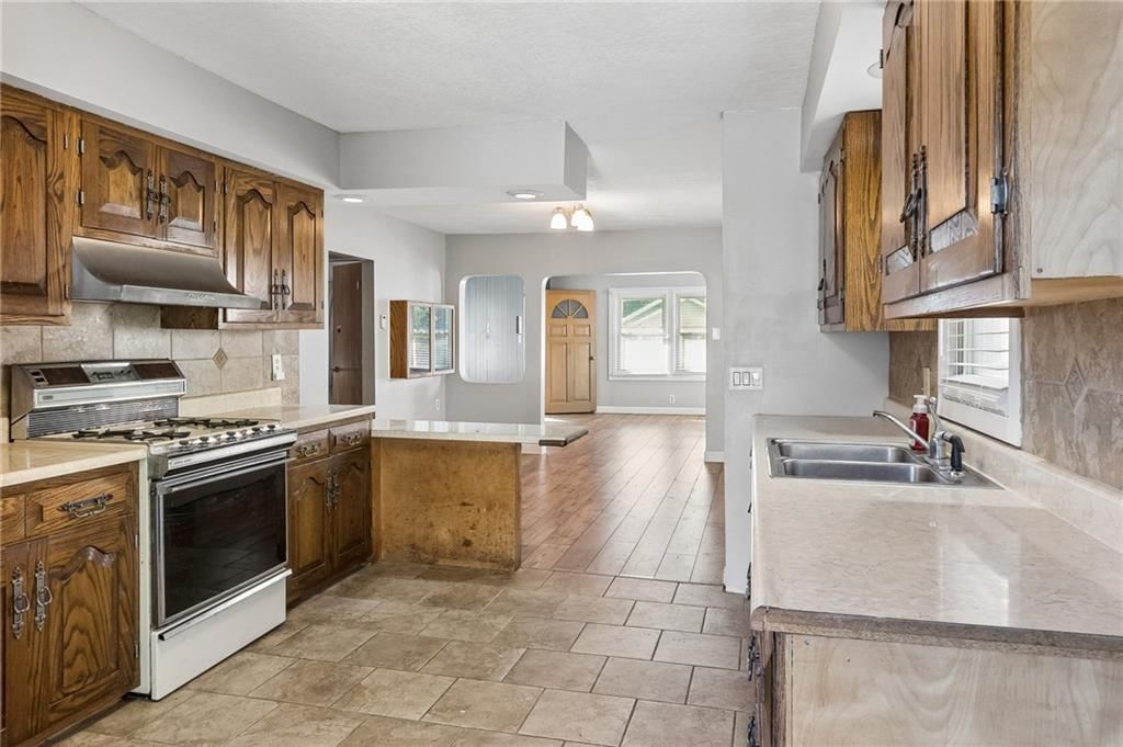 Photo 8 of 27 - 3002 W 44th Avenue, Kansas City, KS 66103