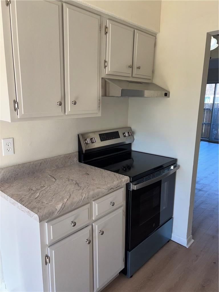 Electric range at 11261 Calico Drive, Kansas City, MO 64137