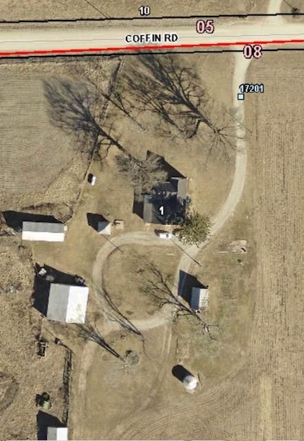 Circular driveway at 17201 Coffin Road, Leavenworth, KS 66048