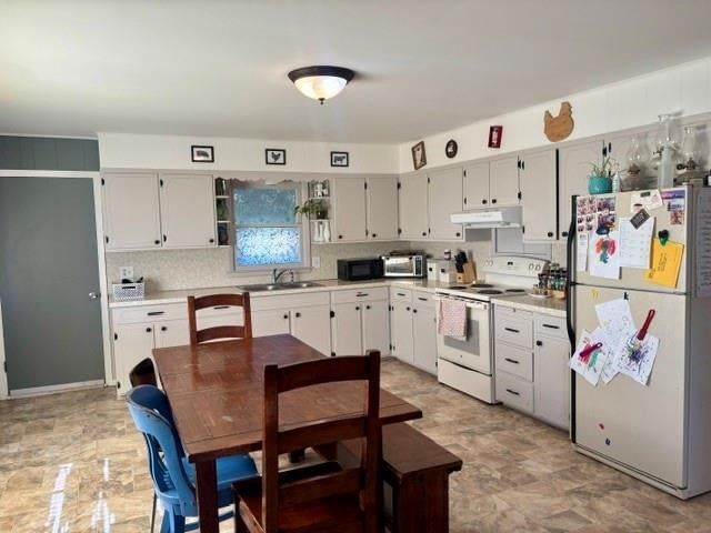 Breakfast nook at 17201 Coffin Road, Leavenworth, KS 66048