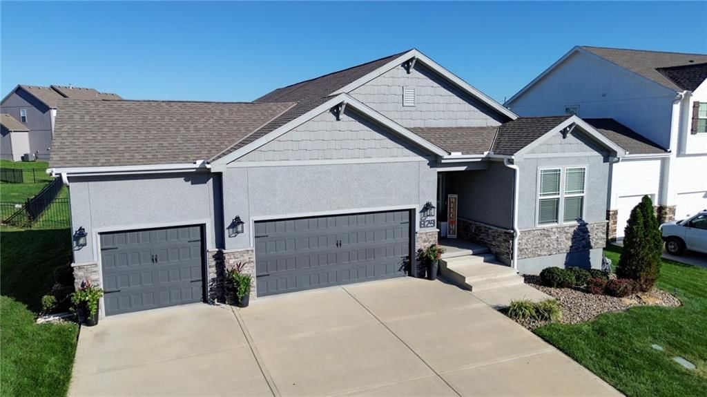 829 SW Haverford Road, Lee's Summit, MO: listing photo 2