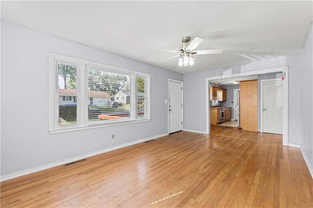 Photo 4 of 17 - 3607 S Osage Street, Independence, MO 64055