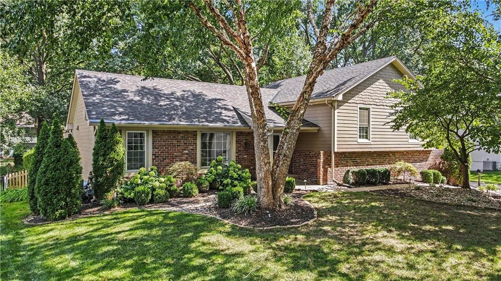 10519 Pawnee Lane, Leawood, KS