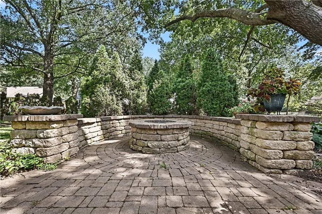 10519 Pawnee Lane, Leawood, KS: listing photo 3