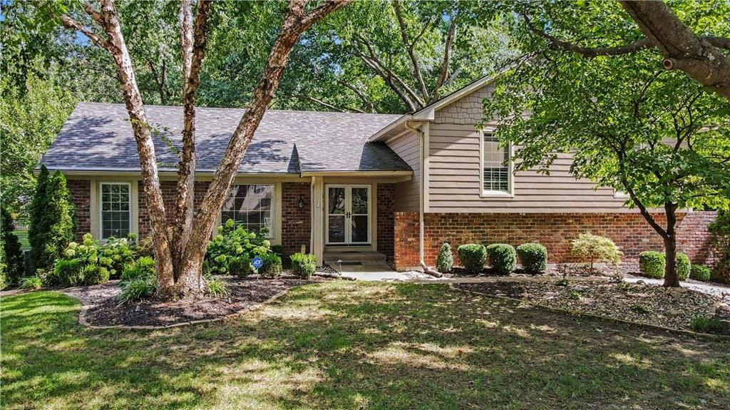 10519 Pawnee Lane, Leawood, KS