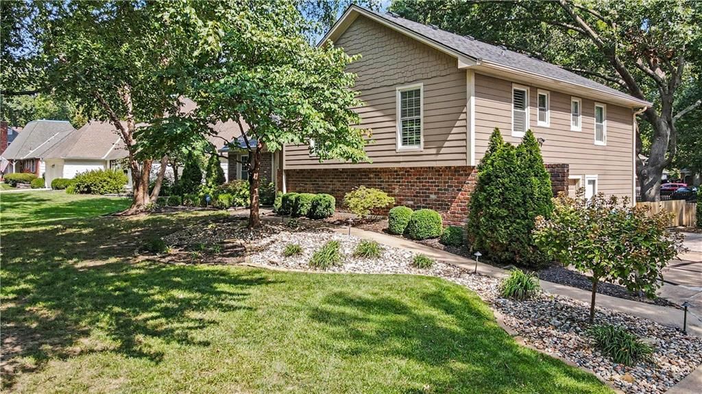 10519 Pawnee Lane, Leawood, KS: listing photo 2
