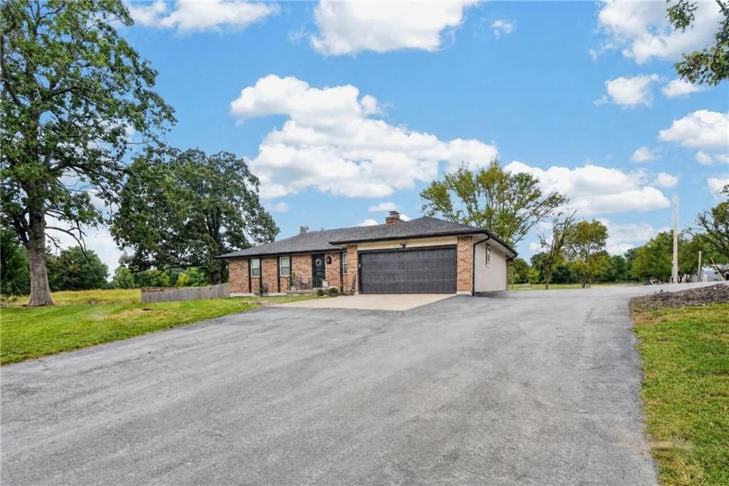 Photo 4 of 78 - 18902 E 263rd Street, Harrisonville, MO 64701