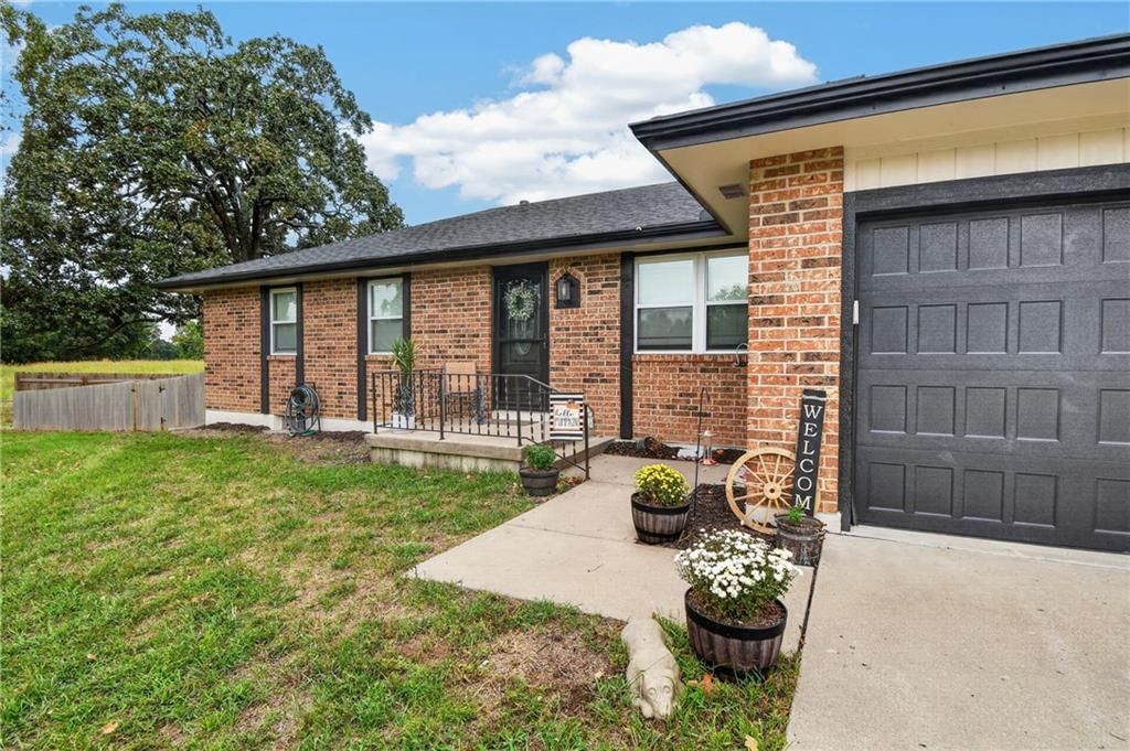 Covered front porch at 18902 E 263rd Street, Harrisonville, MO 64701