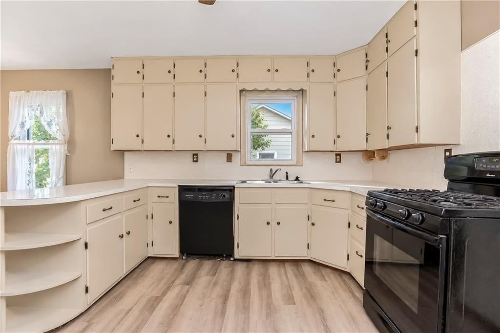 Photo 10 of 23 - 412 14th Street, Osawatomie, KS 66064