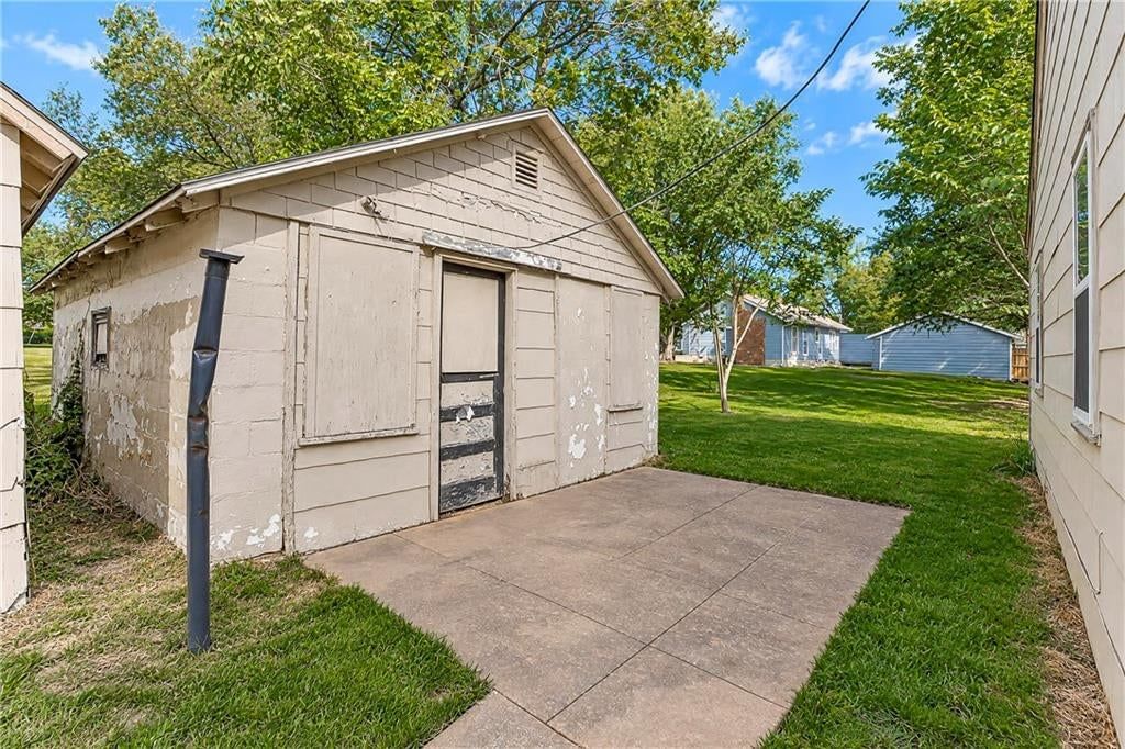 Concrete patio at 412 14th Street, Osawatomie, KS 66064