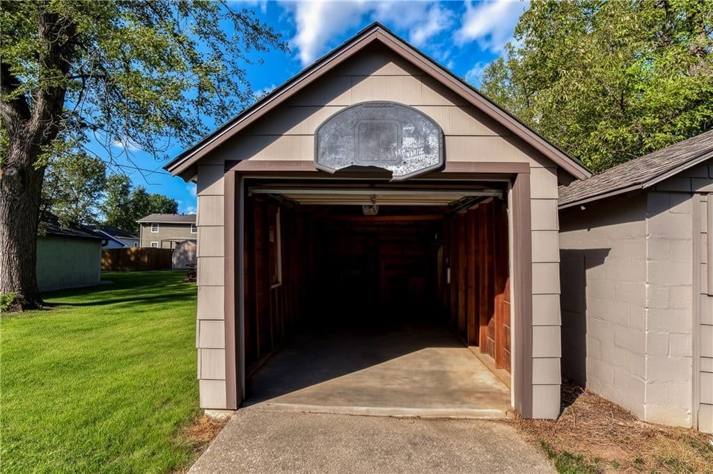 Basketball hoop at 412 14th Street, Osawatomie, KS 66064