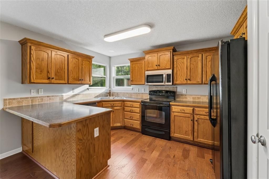 Breakfast nook, wood kitchen cabinets and electric range at 20556 W 220th Terrace, Spring Hill, KS 66083