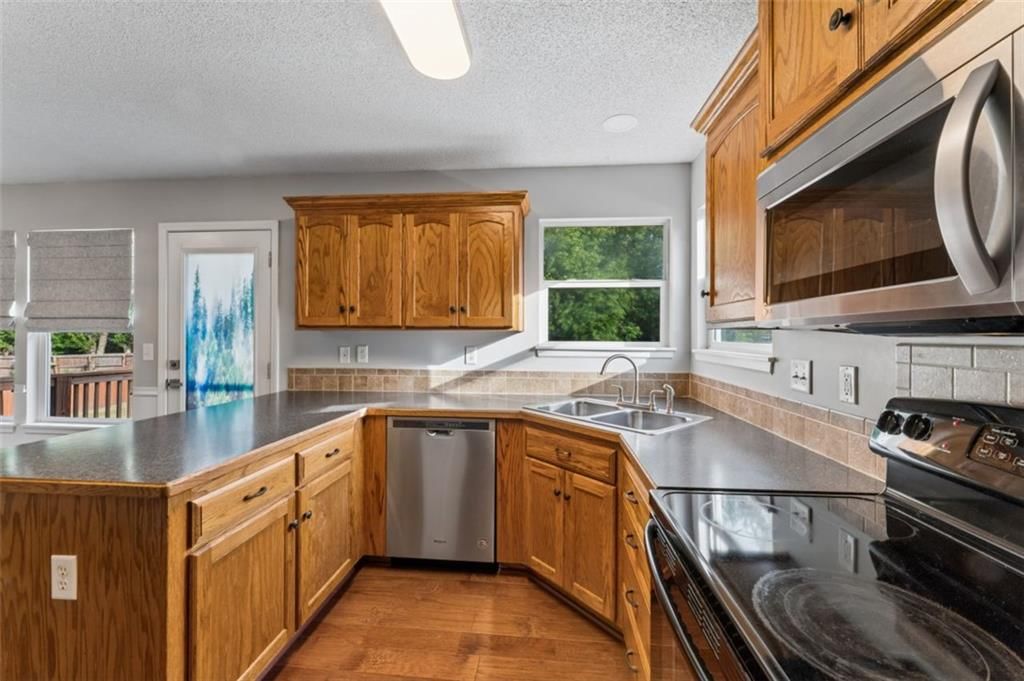 Photo 14 of 45 - 20556 W 220th Terrace, Spring Hill, KS 66083