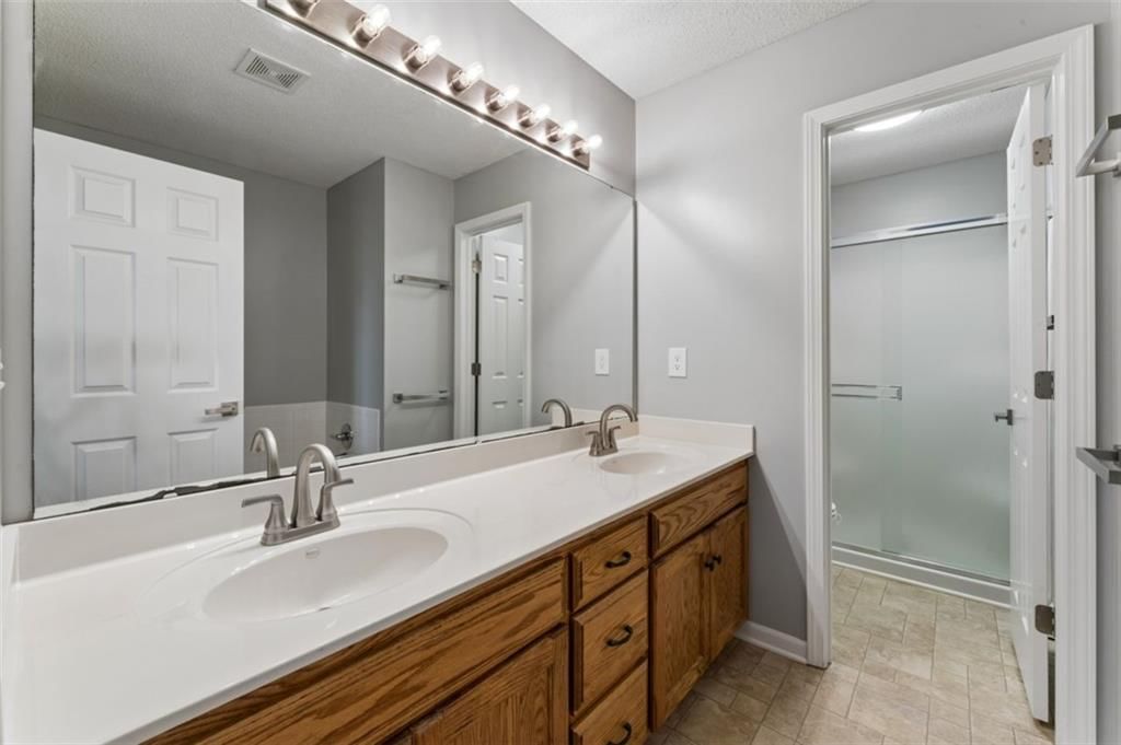 Double vanity at 20556 W 220th Terrace, Spring Hill, KS 66083