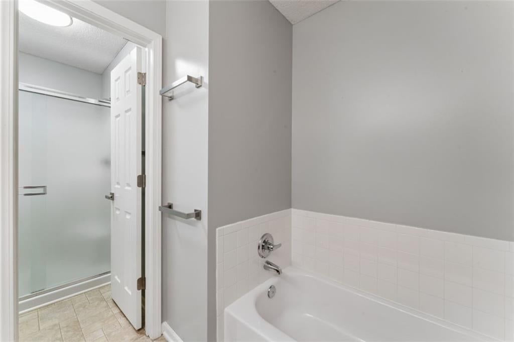Photo 24 of 45 - 20556 W 220th Terrace, Spring Hill, KS 66083
