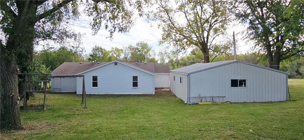 Photo 5 of 32 - 34306 Indianapolis Road, Osawatomie, KS 66064