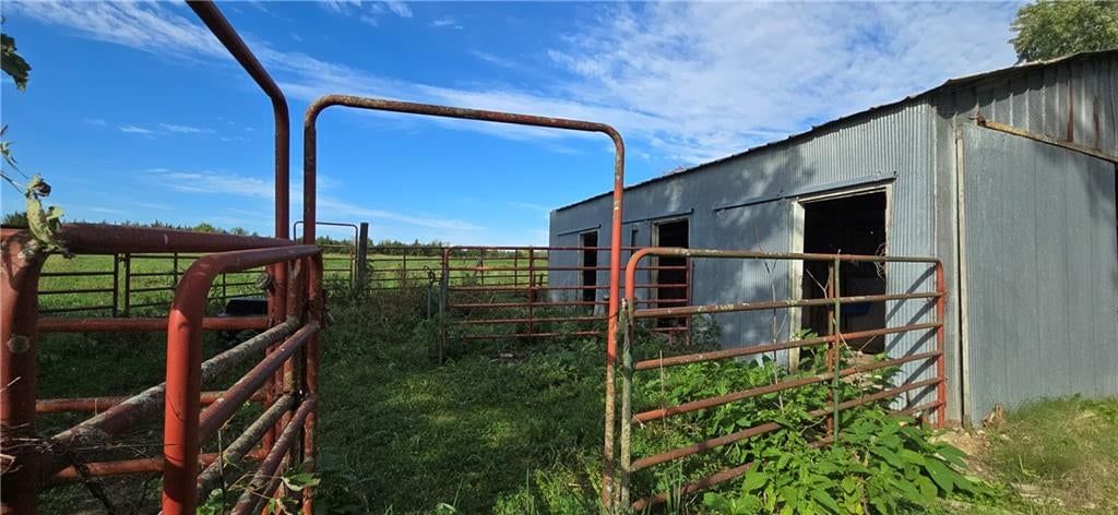 Photo 10 of 32 - 34306 Indianapolis Road, Osawatomie, KS 66064