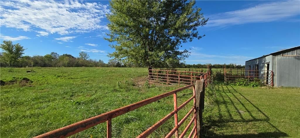 Photo 11 of 32 - 34306 Indianapolis Road, Osawatomie, KS 66064