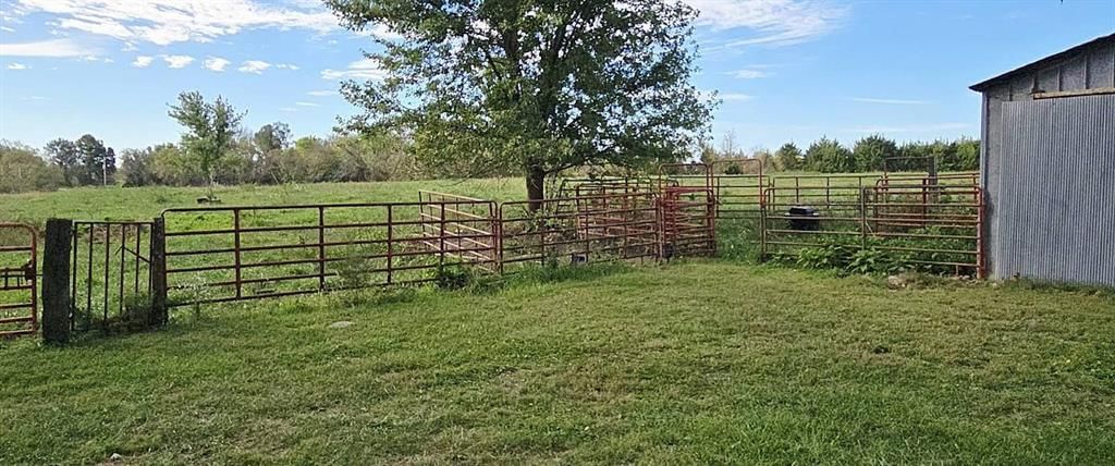 Photo 12 of 32 - 34306 Indianapolis Road, Osawatomie, KS 66064