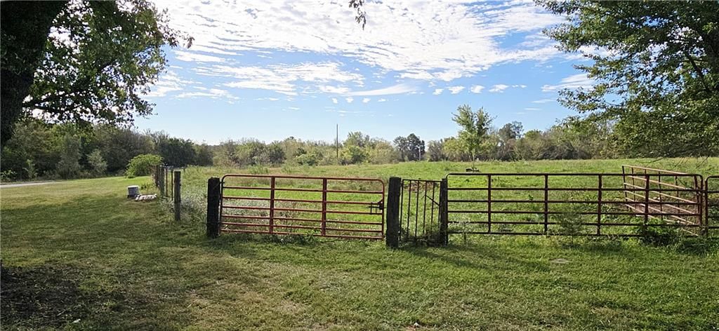 Photo 13 of 32 - 34306 Indianapolis Road, Osawatomie, KS 66064