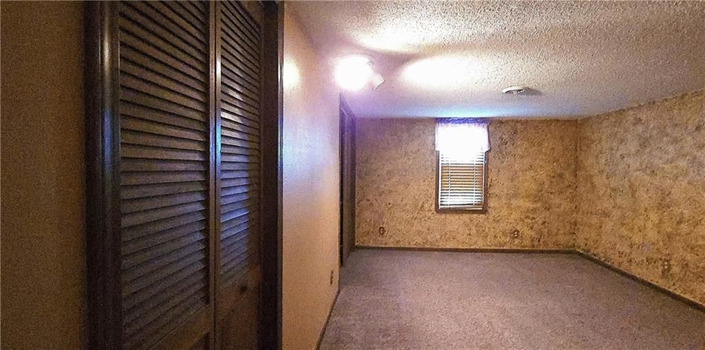 Carpet at 34306 Indianapolis Road, Osawatomie, KS 66064