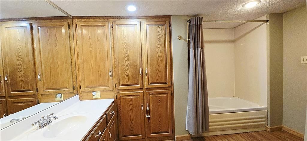 Double vanity at 34306 Indianapolis Road, Osawatomie, KS 66064