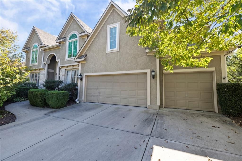 5211 W 164th Terrace, Overland Park, KS: listing photo 2