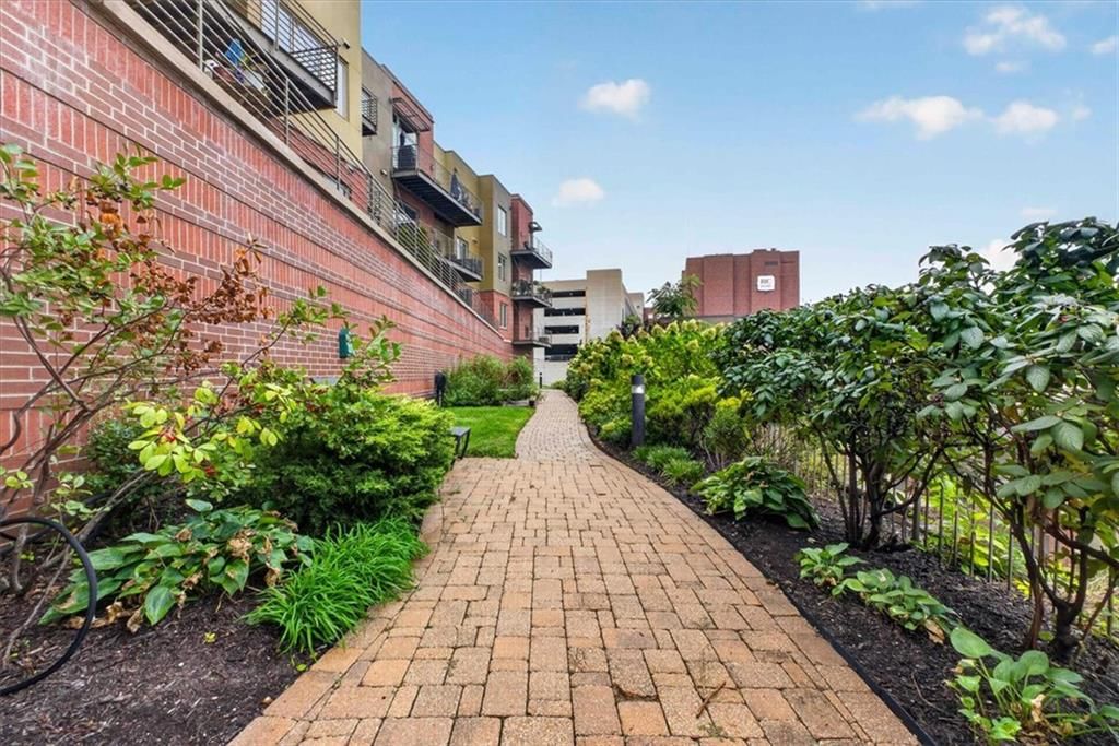 Photo 40 of 48 - 4521 Wornall Road #106, Kansas City, MO 64111