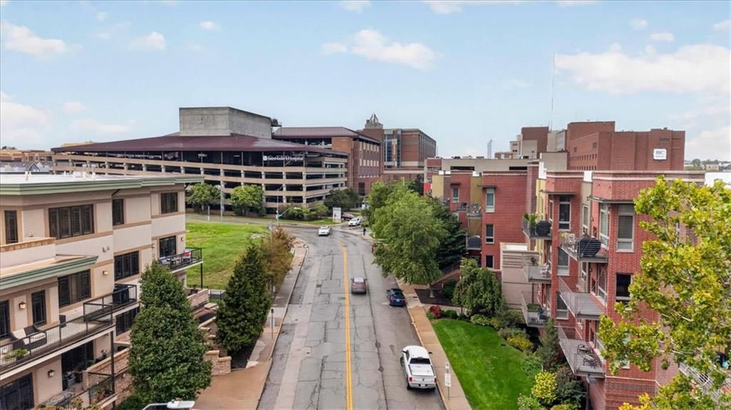 Photo 43 of 48 - 4521 Wornall Road #106, Kansas City, MO 64111