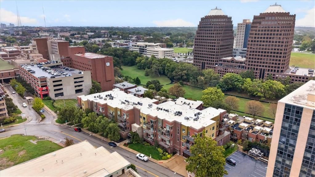 Photo 46 of 48 - 4521 Wornall Road #106, Kansas City, MO 64111