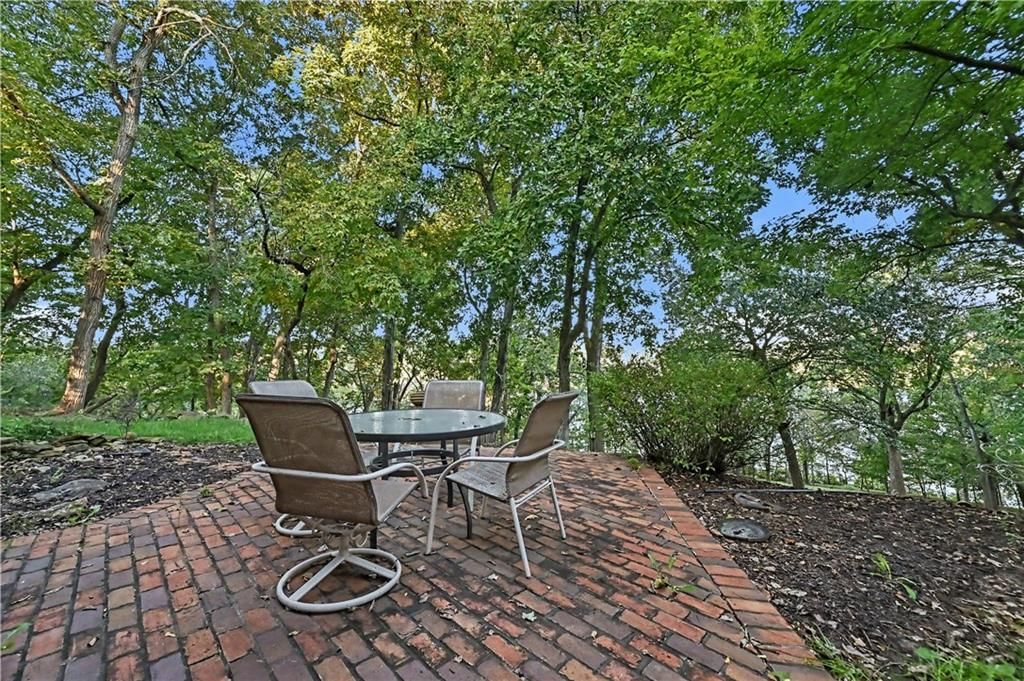 Photo 10 of 28 - 60 W Dundee Court, Loch Lloyd, MO 64012