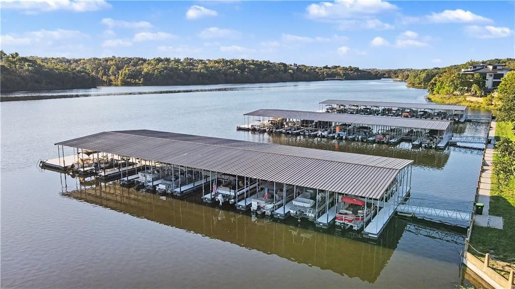 Photo 23 of 28 - 60 W Dundee Court, Loch Lloyd, MO 64012