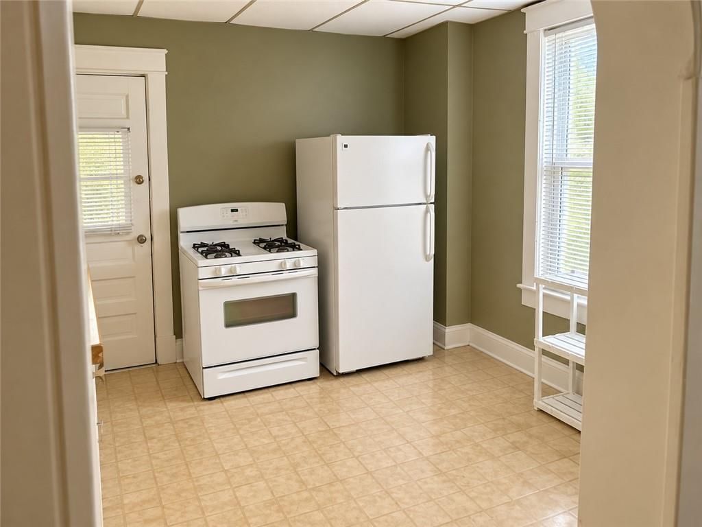 Gas range at 201 N 16th Street, Kansas City, KS 66102