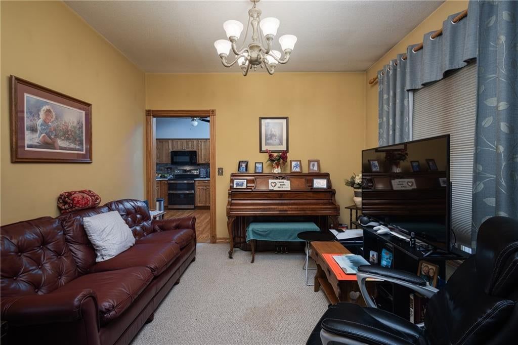 Chandelier at 2607 Quail Street, Harrisonville, MO 64701