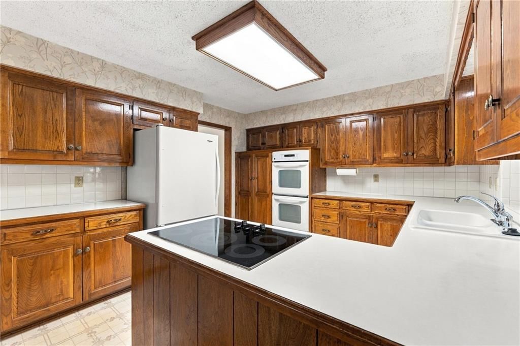 Photo 8 of 36 - 1401 Fox Ridge Drive, Blue Springs, MO 64015