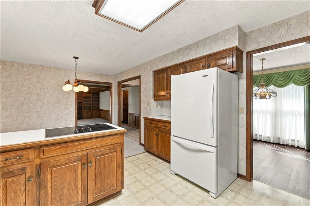 Photo 10 of 36 - 1401 Fox Ridge Drive, Blue Springs, MO 64015