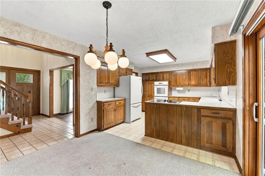 Photo 12 of 36 - 1401 Fox Ridge Drive, Blue Springs, MO 64015