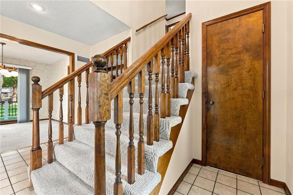 Photo 17 of 36 - 1401 Fox Ridge Drive, Blue Springs, MO 64015