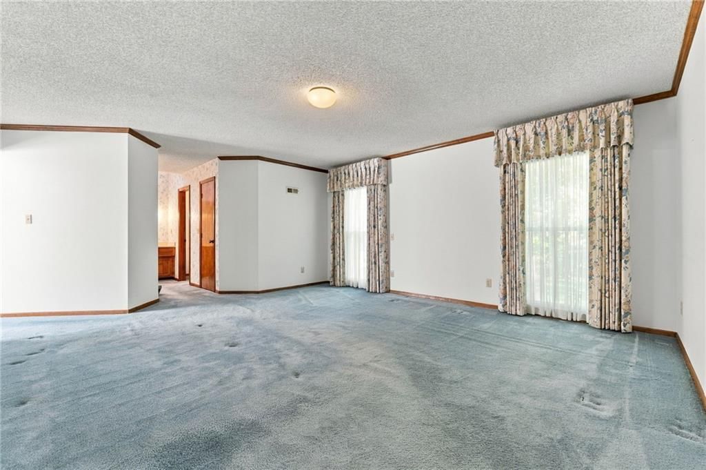 Photo 18 of 36 - 1401 Fox Ridge Drive, Blue Springs, MO 64015