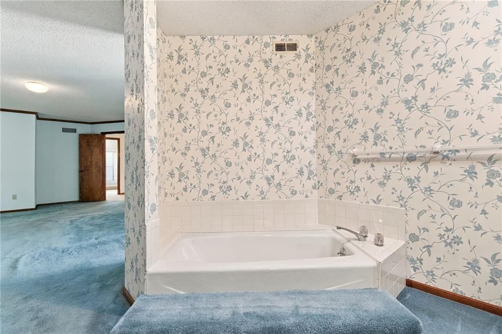 Photo 22 of 36 - 1401 Fox Ridge Drive, Blue Springs, MO 64015